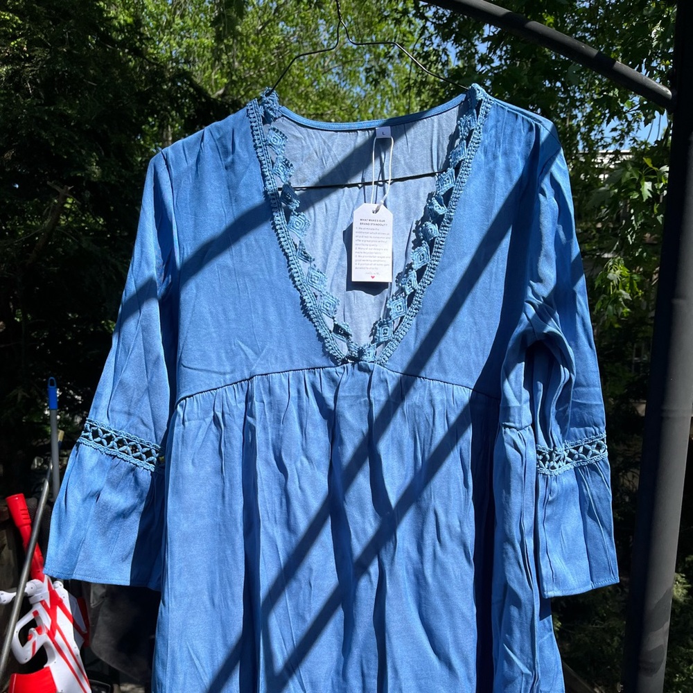 Cute summer dress sits above knee cute detail. Tag still on